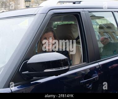 Windsor, Berkshire, Royaume-Uni. 10 avril 2021. Le prince Edward, comte de Wessex et fils de HRH le prince Philip a rendu visite à sa mère sa Majesté la reine avec sa femme Sophie, comtesse de Wessex au château de Windsor aujourd'hui, à la suite du triste décès d'hier du prince Philippe de HRH, duc d'Édimbourg. Il a été annoncé que les funérailles du prince Philip de HRH seront un événement privé qui se tiendra à la chapelle Saint-Georges le samedi 17 avril 2021. Crédit : Maureen McLean/Alay Banque D'Images