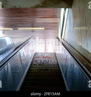 Ancien escalier roulant en graffitoed à la station de métro U Yorckstraße à Berlin, en Allemagne, en juillet 2018. Banque D'Images