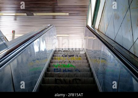 Ancien escalier roulant en graffitoed à la station de métro U Yorckstraße à Berlin, en Allemagne, en juillet 2018. Banque D'Images