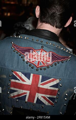 Vue arrière d'un homme portant un Jean gilet avec patches à Londres, Angleterre .Rocker Jean Veste sans manches avec patch Union Jack . Banque D'Images