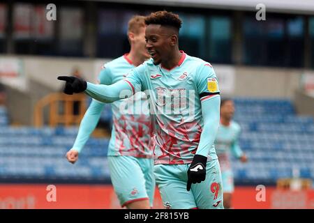 Londres, Royaume-Uni. 10 avril 2021. Jamal Lowe, de Swansea City, célèbre le troisième but de ses équipes. EFL Skybet Championship Match, Millwall v Swansea City au Den à Londres le samedi 10 avril 2021. Cette image ne peut être utilisée qu'à des fins éditoriales. Utilisation éditoriale uniquement, licence requise pour une utilisation commerciale. Aucune utilisation dans les Paris, les jeux ou les publications d'un seul club/ligue/joueur. photo par Steffan Bowen/Andrew Orchard sports photographie/Alay Live news crédit: Andrew Orchard sports photographie/Alay Live News Banque D'Images