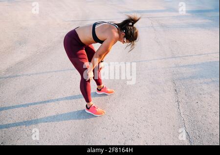 Femme ayant une courte pause de courir. Banque D'Images