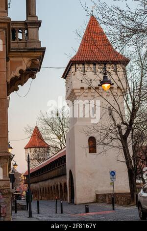 30.03.2021 Sibiu, Roumanie. Tour défensive médiévale dans le centre-ville historique de Sibiu, Roumanie. Banque D'Images