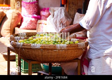 marché de rue indien stalle avec panier de citron à vendre Banque D'Images