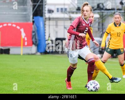 Wiesbaden, Allemagne . 10 avril 2021. Sophia Kleherne (2 Allemagne) contrôle le ballon lors du match international amical entre l'Allemagne et l'Australie à la BRITA-Arena de Wiesbaden Allemagne. Crédit: SPP Sport presse photo. /Alamy Live News Banque D'Images