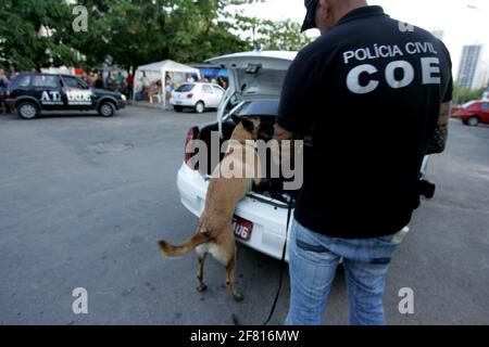 salvador, bahia / brésil - 20 novembre 2012: Le chien Sniffer est repéré lors d'une recherche de drogue dans le quartier de Stiep, au cours d'une action de t Banque D'Images