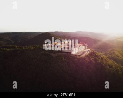 Vue panoramique aérienne de l'abbaye bénédictine rurale isolée et idyllique au sommet d'une colline Cloître monastère Stift Gottweig Gottweig à Krems Wachau Basse-Autriche Euro Banque D'Images