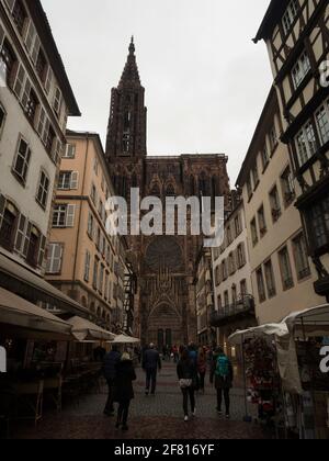 Charmante allée vide rue avec vieilles maisons traditionnelles Bâtiments de la cathédrale notre Dame de Strasbourg Grand est Bas Rhin Alsace France Europe Banque D'Images