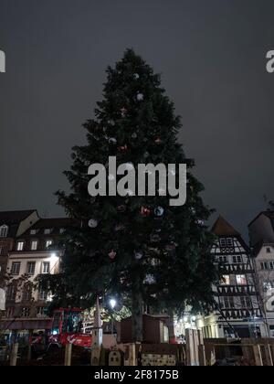 Arbre de noël traditionnel décoré sur la place Kleber Strasbourg Bas Rhin Alsace Grand est France Europe de nuit Banque D'Images