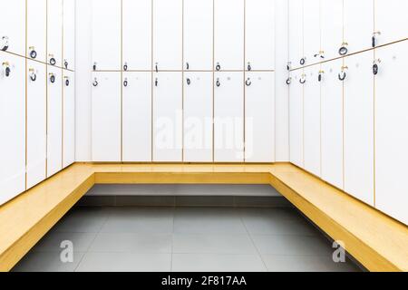 vestiaire blanc avec banc en bois Banque D'Images