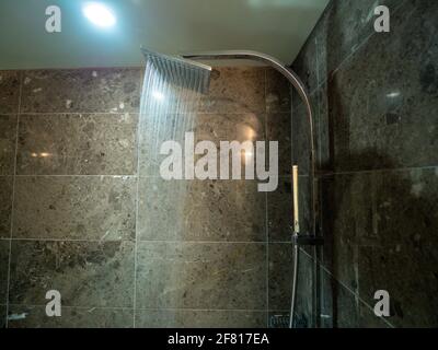 tête de douche dans la salle de bains Banque D'Images