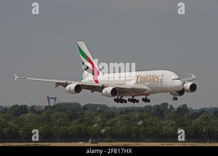 Düsseldorf, Allemagne - 01 juillet 2015 : vol inaugural de l'Airbus A380-800 d'Emirates Airline à l'aéroport de Düsseldorf pendant l'approche Banque D'Images
