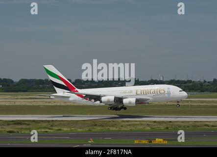 Düsseldorf, Allemagne - 01 juillet 2015 : vol inaugural de l'Airbus A380-800 d'Emirates Airline à l'aéroport de Düsseldorf pendant l'approche Banque D'Images