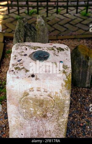 Marqueur central de la ligne Mason Dixon délimitant les propriétés de William Penn et de Lord Calvert en 1764. Médaillon d'étude géodésique visible sur le dessus. Banque D'Images