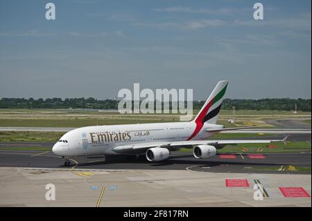 Düsseldorf, Allemagne - 01 juillet 2015 : vol inaugural Airbus A380-800 d'Emirates Airline à l'aéroport de Düsseldorf après l'atterrissage Banque D'Images