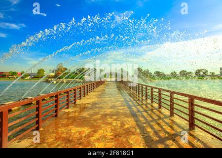 Pont avec fontaine dans le parc Aspire, le plus grand parc de Doha, situé dans la zone Aspire, Doha Sports City, Qatar, Moyen-Orient. Endroit populaire pour Qatari Banque D'Images