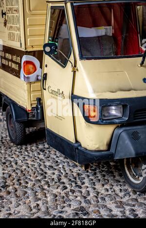 Gros plan sur la camionnette mobile de café Barista de Carello vendez des cafés à emporter dans les rues de la ville Banque D'Images