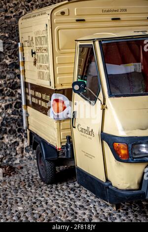 Gros plan sur la camionnette mobile de café Barista de Carello vendez des cafés à emporter dans les rues de la ville Banque D'Images