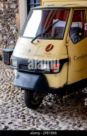 Gros plan sur la camionnette mobile de café Barista de Carello vendez des cafés à emporter dans les rues de la ville Banque D'Images