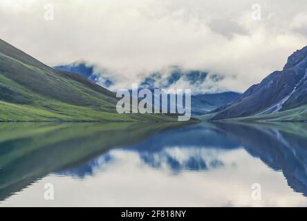 Lac Kurupa à Gates of the Arctic National Park, chaîne Brooks, Alaska, États-Unis Banque D'Images