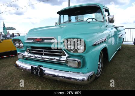 Une Chevrolet GMC 1959 pickup Apache sans rouler sur l'affichage à l'English Riviera Classic Car Show, Paignton, Devon, Angleterre. UK. Banque D'Images