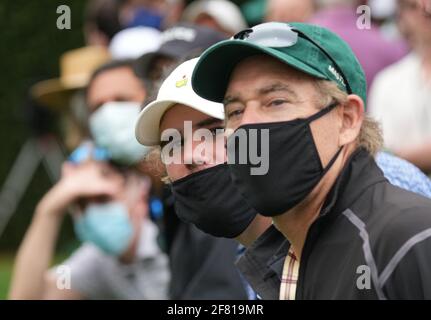 Augusta, États-Unis. 10 avril 2021. Les clients regardent la troisième partie du tournoi de Masters 2021 au club de golf national d'Augusta, Géorgie, le samedi 10 avril 2021. Photo de Kevin Dietsch/UPI crédit: UPI/Alay Live News Banque D'Images