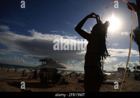salvador, bahia / brésil - 22 décembre 2015: Femme prenant une douche à la plage de Placafor à Salvador. *** Légende locale *** Banque D'Images
