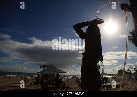 salvador, bahia / brésil - 22 décembre 2015: Femme prenant une douche à la plage de Placafor à Salvador. *** Légende locale *** Banque D'Images