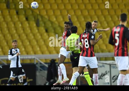 Rafael Leao (Milan)Jasmin Kurtic (Parme) lors du match italien 'erie A' entre Parme 1-3 Milan au stade Ennio Tardini, le 10 avril 2021 à Parme, Italie. Credit: Maurizio Borsari/AFLO/Alay Live News Banque D'Images