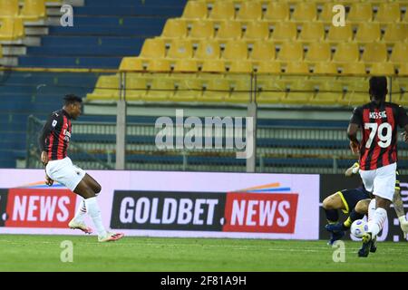 Rafael Leao (Milan)Luigi Sepe (Parme)il a marqué le troisième but de son équipe lors du match italien 'erie A' entre Parme 1-3 Milan au stade Ennio Tardini, le 10 avril 2021 à Parme, Italie. Credit: Maurizio Borsari/AFLO/Alay Live News Banque D'Images