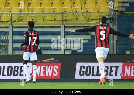 Rafael Leao (Milan) célèbre après avoir obtenu le troisième but de son équipe lors du match italien « erie A » entre Parme 1-3 Milan au stade Ennio Tardini, le 10 avril 2021 à Parme, en Italie. Credit: Maurizio Borsari/AFLO/Alay Live News Banque D'Images