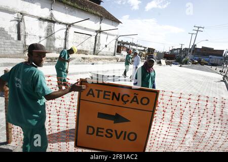 salvador, bahia / brésil - 23 février 2016: Les travailleurs font des ajustements sur la construction de la voie pour les véhicules sur l'avenue Luiz Maria, dans la Baixa do Fi Banque D'Images