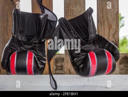 Gros plan d'une paire de gants de boxe suspendus à l'extérieur Banque D'Images