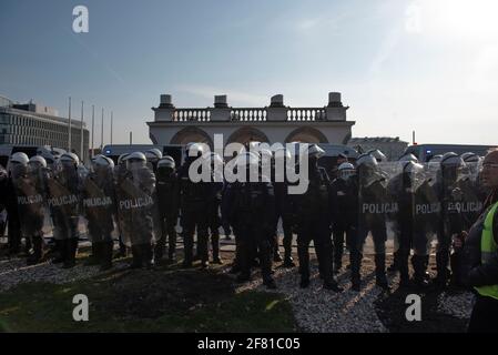 10 avril 2021, Varsovie, Varsovie, Pologne : la police anti-émeute garde devant le monument du Soldat inconnu lors d'une manifestation antigouvernementale le 10 avril, à Varsovie, Pologne. Quelques dizaines de personnes se sont rassemblées sur la place Pilsudskiego à Varsovie pour protester contre le gouvernement et les dernières restrictions introduites pour freiner la propagation du SRAS-COV-2. La manifestation a été organisée le jour même du 11ème anniversaire de l'accident d'avion de Smolensk à laquelle participe, en dépit de cela, le leader du parti au pouvoir droit et Justice (PiS), Jaroslaw Kaczynski, accompagné d'une douzaine d'autres représentants du gouvernement Banque D'Images