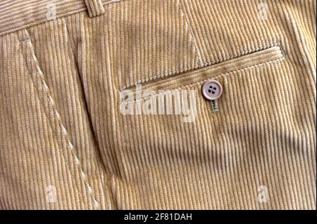 détail d'un pantalon en velours côtelé marron avec poche boutonnée Banque D'Images