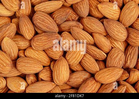 Motif d'amandes organiques pelées. Alimentation saine, vue du dessus Banque D'Images