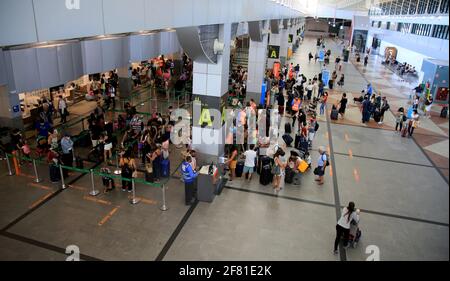 salvador, bahia, brésil - 23 décembre 2020 : les passagers sont vus dans la zone d'enregistrement du hall de l'aéroport international de la ville de Salvado Banque D'Images