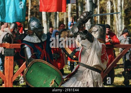 Bataille de deux chevaliers dans l'arène. Combat épique par épée. Festival de la culture médiévale. Bichkek, Kirghizistan - 13 octobre 2019 Banque D'Images