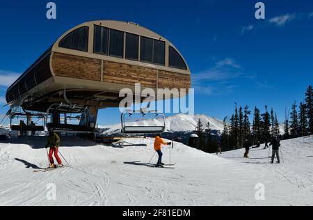 Remontée mécanique à la station de ski de Breckenridge en hiver avec de la neige dans les montagnes Rocheuses du Colorado. Banque D'Images