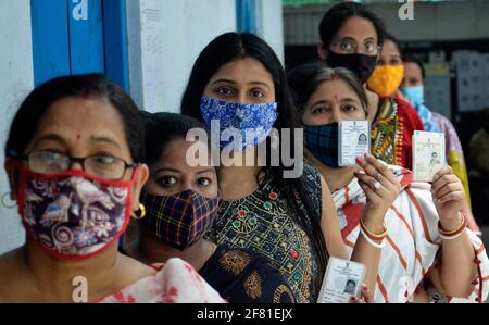 Inde. 10 avril 2021. Les électeurs font la queue dans un bureau de vote lors de la quatrième phase des élections dans l'État du Bengale occidental à Kolkata, en Inde, le samedi 10 avril 2021. (Photo de Sanjay Purkait/Pacific Press/Sipa USA) crédit: SIPA USA/Alay Live News Banque D'Images