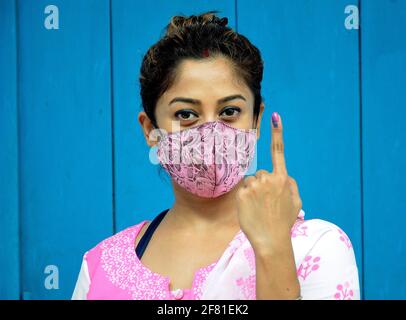 Inde. 10 avril 2021. Une fille affiche la marque d'encre indélébile après avoir voté pendant la quatrième phase des élections de l'État du Bengale occidental à Kolkata, Inde, le samedi 10 avril 2021. (Photo de Sanjay Purkait/Pacific Press/Sipa USA) crédit: SIPA USA/Alay Live News Banque D'Images