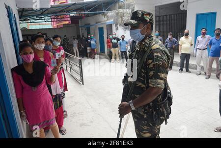 Inde. 10 avril 2021. Un soldat paramilitaire garde tandis que les électeurs attendent à l'extérieur d'un bureau de vote pendant la quatrième phase des élections de l'État du Bengale occidental à Kolkata, en Inde, le samedi 10 avril 2021. (Photo de Sanjay Purkait/Pacific Press/Sipa USA) crédit: SIPA USA/Alay Live News Banque D'Images