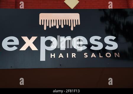 Yeppoon, Queensland, Australie - avril 2021 : affichage des salons de coiffure avec logo Banque D'Images