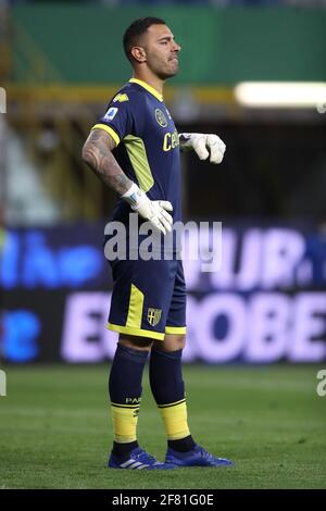 Parme, Italie, le 10 avril 2021. Luigi Sepe, de Parme Calcio, réagit au cours de la série UN match au Stadio Ennio Tardini, à Parme. Crédit photo à lire: Jonathan Moscrop / Sportimage crédit: Sportimage / Alay Live News Banque D'Images