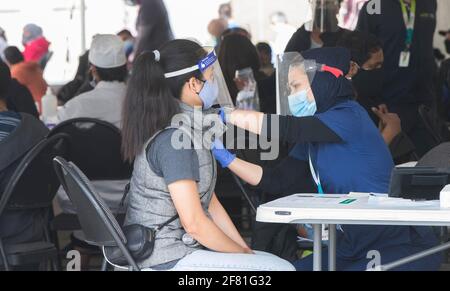 Toronto, Canada. 10 avril 2021. Le 10 avril 2021, un travailleur médical administre le vaccin COVID-19 à une femme dans une clinique de vaccination de Toronto, au Canada. Samedi après-midi, le Canada a signalé 5,986 nouveaux cas de COVID-19, portant le total cumulatif à 1,051,246, dont 23,282 décès, selon CTV. Credit: Zou Zheng/Xinhua/Alamy Live News Banque D'Images