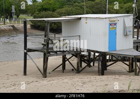 Yeppoon, Queensland, Australie - avril 2021 : cabane à la plage avec panneaux d'avertissement de surveillance de sécurité sur une jetée en bois dans une crique côtière Banque D'Images