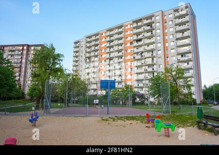 POZNAN, POLOGNE - 10 mai 2016 : terrain de jeu et terrain de basket-ball devant un immeuble de la région de Stare Zegrze Banque D'Images