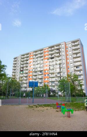 POZNAN, POLOGNE - 10 mai 2016 : terrain de jeu et terrain de basket-ball devant un immeuble de la région de Stare Zegrze Banque D'Images