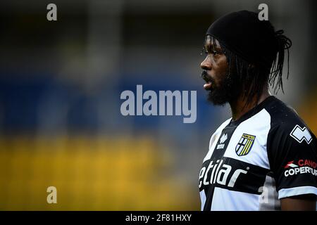 Parme, Italie - 10 avril 2021 : Gervinho (Gervais Lombe Yao Kouassi) de Parme Calcio regarde pendant la série UN match de football entre Parme Calcio et AC Milan. L'AC Milan a remporté 3-1 contre Parme Calcio. Credit: Nicolò Campo/Alay Live News Banque D'Images