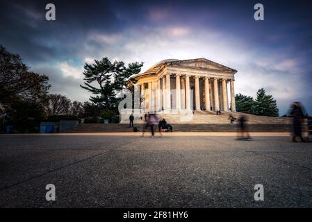 La lumière en fin de matinée remplit le Jefferson Memorial alors que le nombre de touristes augmente le matin, profitant des vues de Washington DC. Banque D'Images